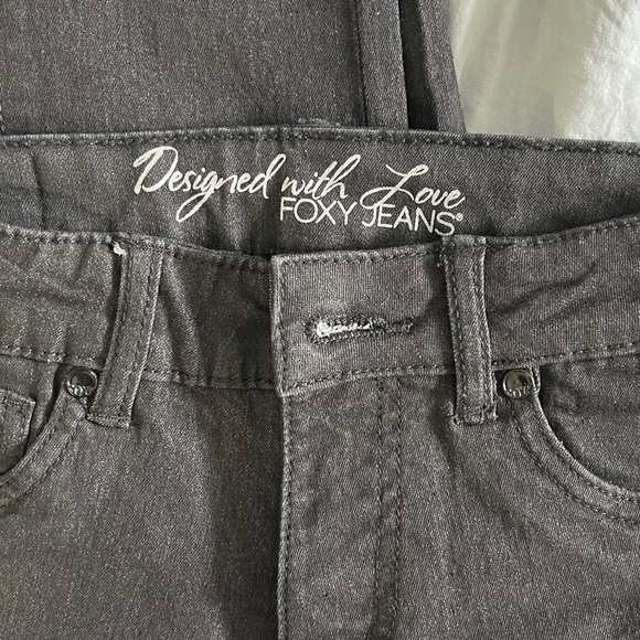 A gray jeans - Picture 2 of 3